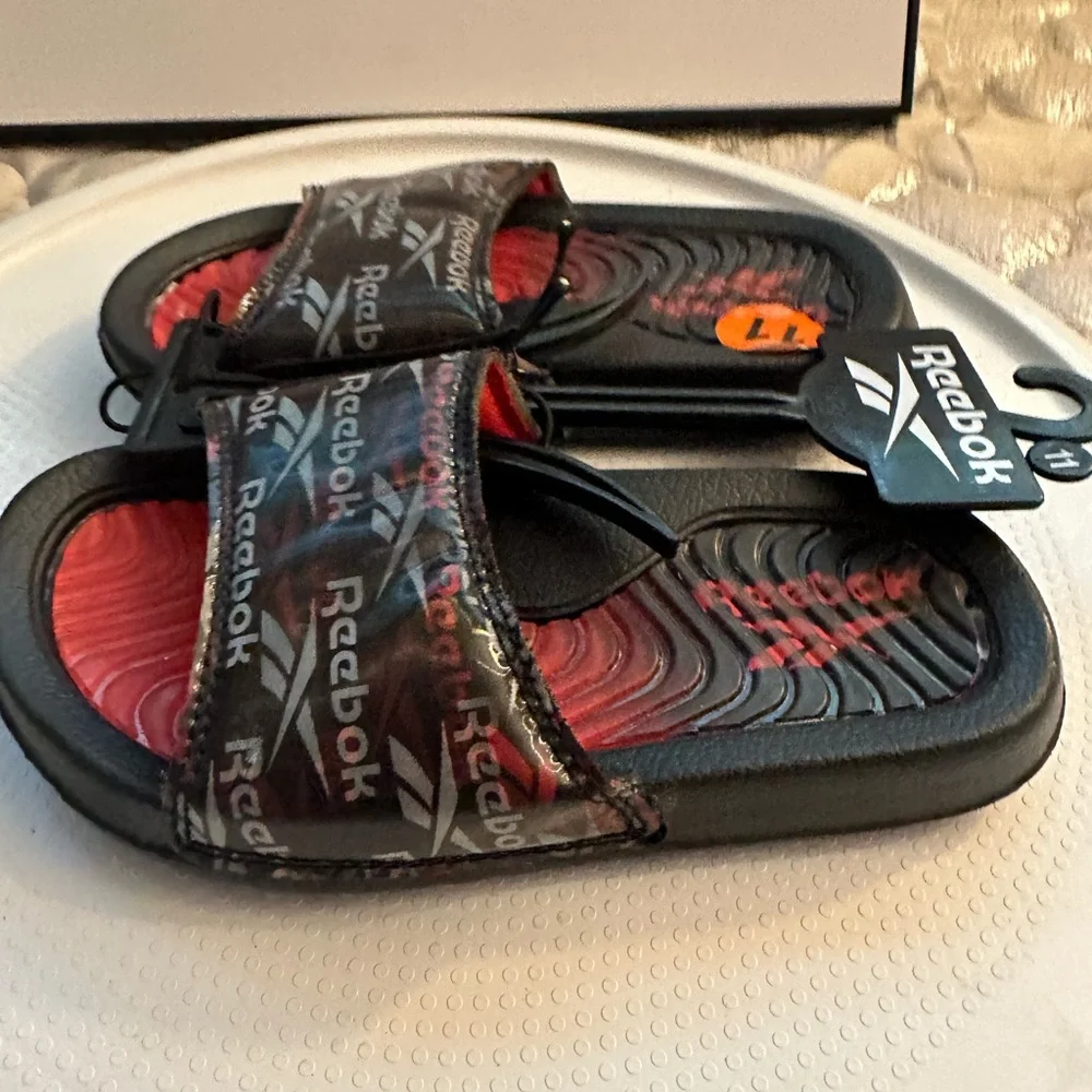 🆕Reebok Kids Slides